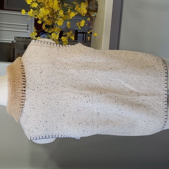 TEDDI, vest with removable faux fur‎ collar. Enbroidery zipper closure PM - Picture 6 of 11